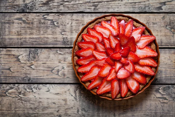 Szüreti fa háttér, nyári desszert házi eper torta — Stock Fotó