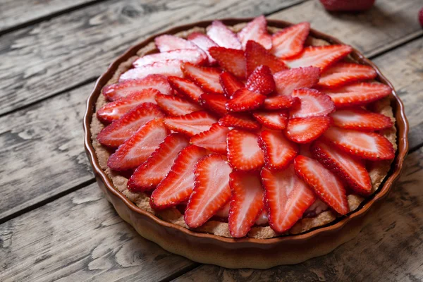 Crostata tradizionale alla fragola su fondo vintage in legno — Foto Stock