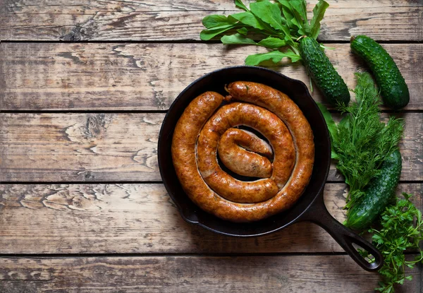 Salsicha de carne picante caseira tradicional com pepino e ervas Imagem De Stock