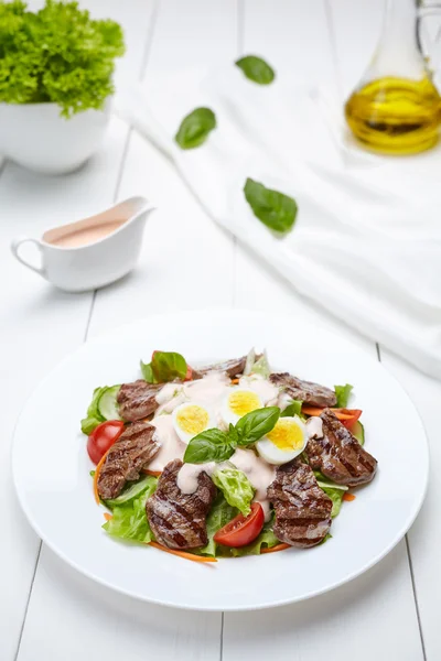 Kalbsfilet Medaillons warmen Salat mit Tomaten, Gurken, Sauce — Stockfoto