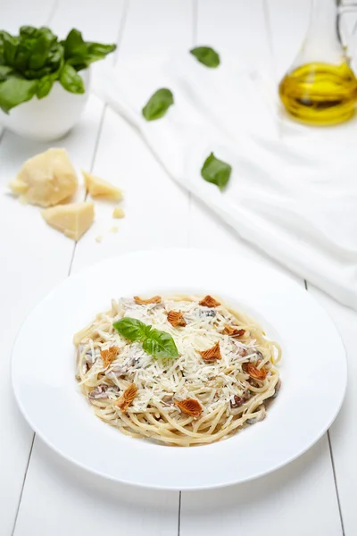 Hagyományos olasz spagetti tészta gombával, parmezán sajttal — Stock Fotó