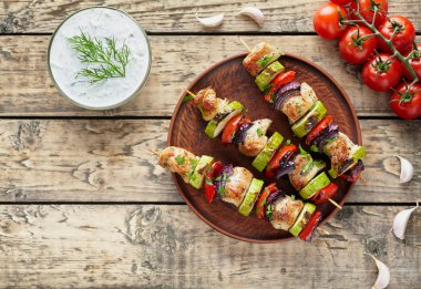 Hindi veya tavuk eti şiş kebap şişleri cacık ile ızgara