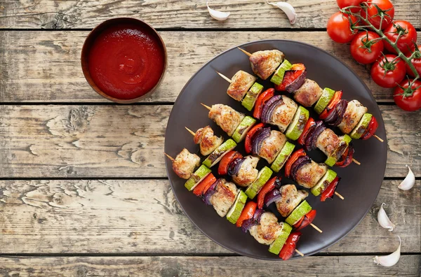 Kip of kalkoen vlees kebab Spiesjes met ketchup, tomaten — Stockfoto