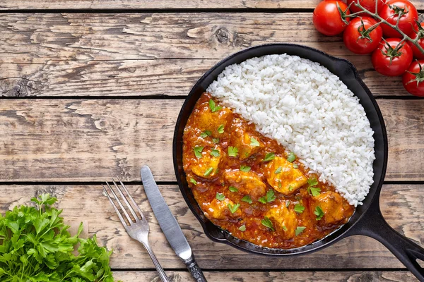 Tavuk tikka masala Hint geleneksel baharatlı et yiyecek ve pirinç — Stok fotoğraf