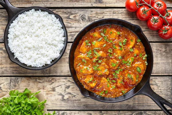 Tradizionale tikka masala pollo carne piccante cibo indiano con riso Foto Stock