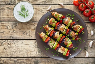 Hindi veya tavuk eti şiş kebap şişleri kıyılmış maydanoz ile