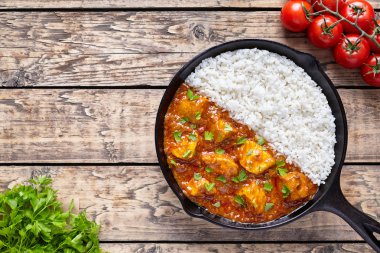 Tavuk tikka masala Asya geleneksel baharatlı et yiyecek ve pirinç