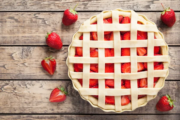 Raw strawberry pie preparation cake pastry food recipe — Stock Photo, Image