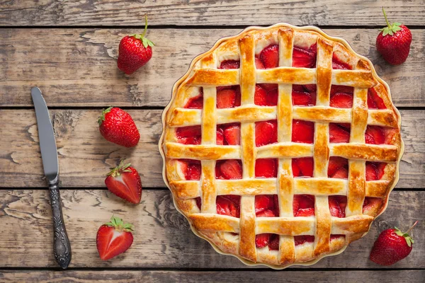 Bolo de torta de morango caseiro bolo tradicional pastelaria com faca — Fotografia de Stock