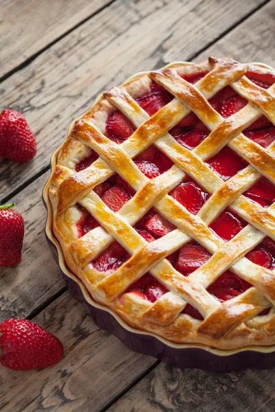 Bolo de torta de morango cozido no forno tradicional doce pastelaria — Fotografia de Stock