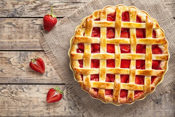 Traditional strawberry pie tart cake sweet baked pastry food — Stock Photo, Image