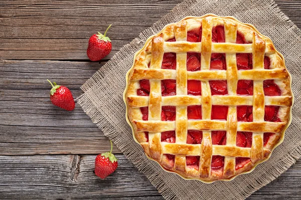 Traditional homemade strawberry pie tart cake sweet baked pastry — Stock Photo, Image