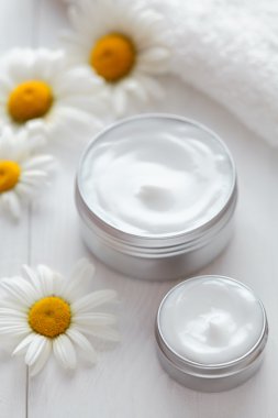 Papatya çiçekleri vitamin spa losyonu ile cilt temizleyici kozmetik krem