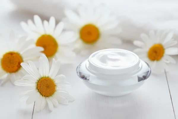 Växtbaserade kosmetiska anti skrynkla grädde med kamomill vitamin Natural Moisturizer — Stockfoto