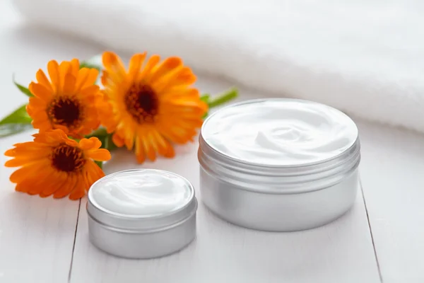 Creme cosmético de limpeza da pele com flores de calêndula loção de spa de vitamina — Fotografia de Stock