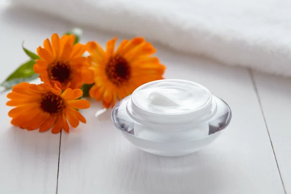 Herbal kosmetisk ance Cream med Calendula vitamin Natural ekologisk fuktighetskräm — Stockfoto