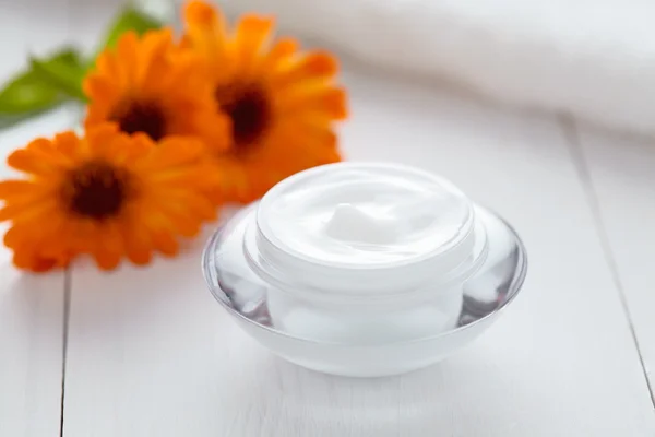 Ört kosmetiska anti skrynkla grädde Calendula vitamin Spa ekologisk fuktighetskräm — Stockfoto