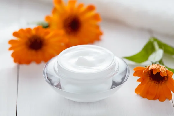 Dermatologi Herbal kosmetisk kräm med Calendula vitamin Spa lotion — Stockfoto