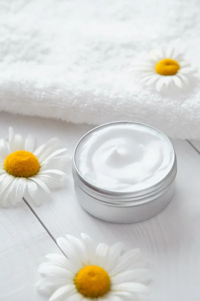 Natural orgânico à base de plantas creme cosmético com flores de camomila vitamina — Fotografia de Stock