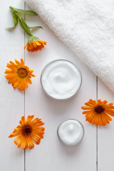 Crema cosmética natural orgánica a base de hierbas con flores de caléndula —  Fotos de Stock
