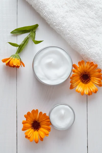 Crema cosmética limpiadora de la piel con loción de spa de vitaminas de caléndula —  Fotos de Stock