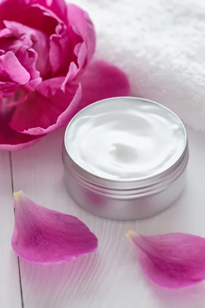 Dermatologia crema cosmetica alle erbe vitamina spa lozione idratante organico — Foto Stock