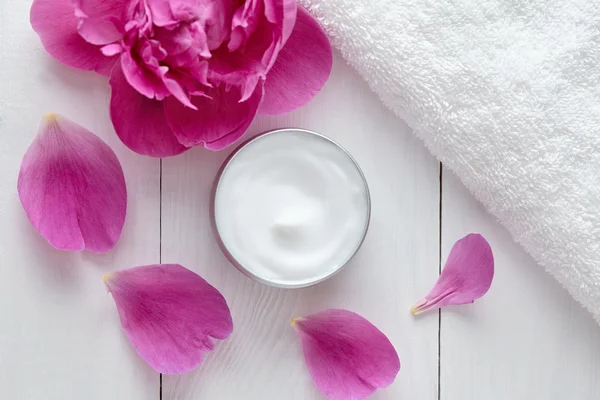 Igienico crema cosmetica alle erbe vitamina spa lozione idratante naturale organico — Foto Stock