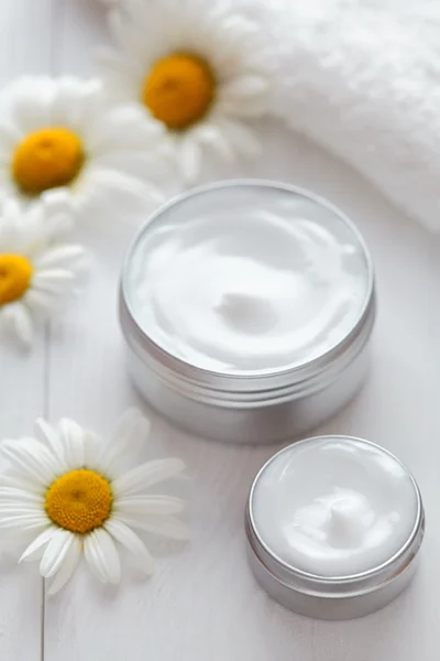 Hudrengöring kosmetisk kräm med kamomill blommor vitamin Spa lotion — Stockfoto