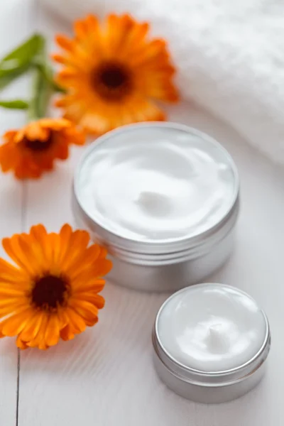 Crema cosmetica allo yogurt con crema alla vitamina spa calendula — Foto Stock