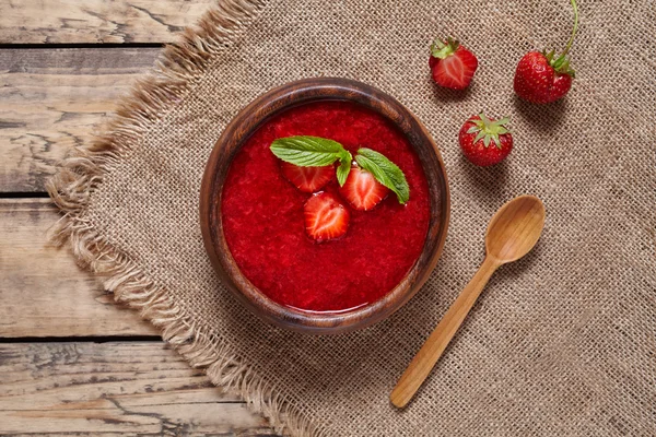 Sopa de fresa vegetariana sana fresca fruta de bayas de verano smoothie postre — Foto de Stock