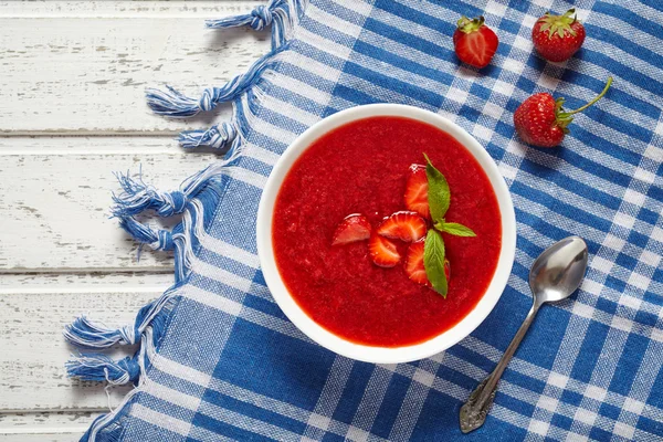 Fresh organic strawberry cream soup vegetarian cold sweet berry smoothie — Stock Photo, Image