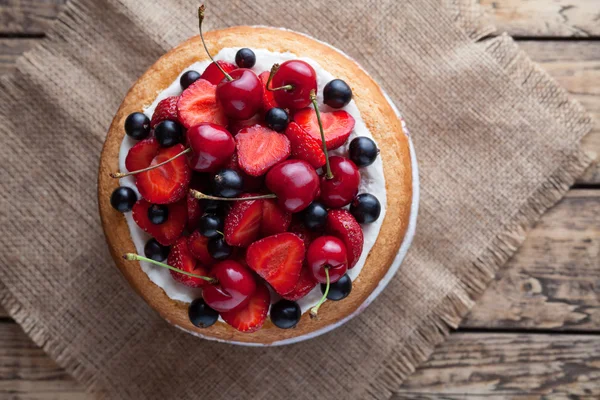 Fresh raw strawberry cake homemade traditional summer gourmet sweet dessert — Stock Photo, Image