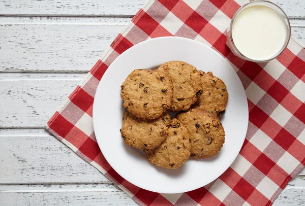 Traditional oatmeal cookies healthy sweet dessert food with milk — Stock Photo, Image