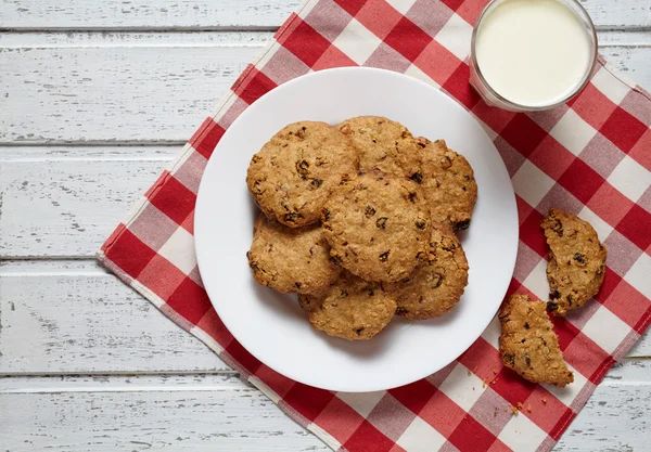 Traditional homemade oatmeal cookies with raisins healthy sweet dessert snack — Stock Photo, Image