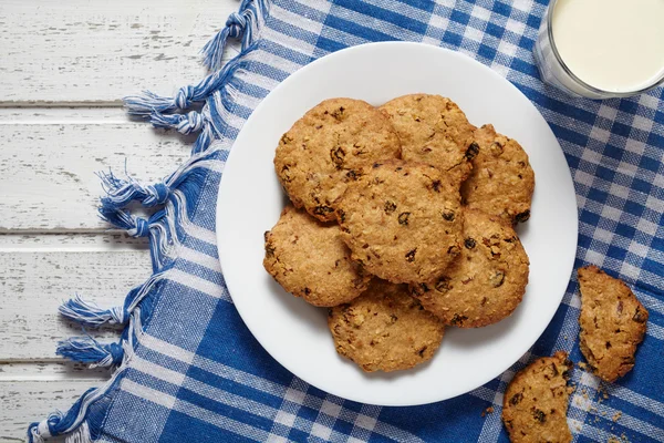 Homemade traditional oatmeal cookies with raisins and chocolate — Stock Photo, Image