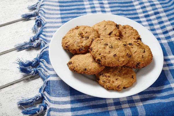 Traditional cereal oatmeal cookies with raisins and chocolate healthy sweet — Stock Photo, Image