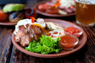 Kil çanak salata ve sos ile Barbekü et şiş kebap ızgara