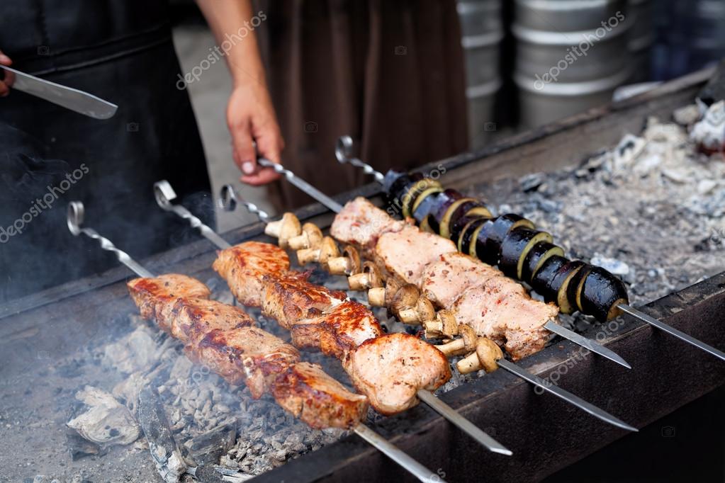 Geleneksel tatil piknik ızgara Adam domuz eti ve kuzu marine Stok