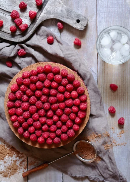 Homemade delicious tiramisu cake with fresh raspberries and lemonade on the rustic wooden table. — Stock Photo, Image