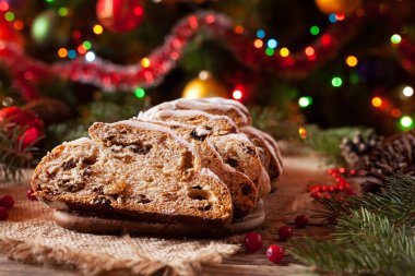 Marzipan, Fındık ve Çilek ile Geleneksel Alman Noel pastası Stollen. Kutlama süslemeleri.