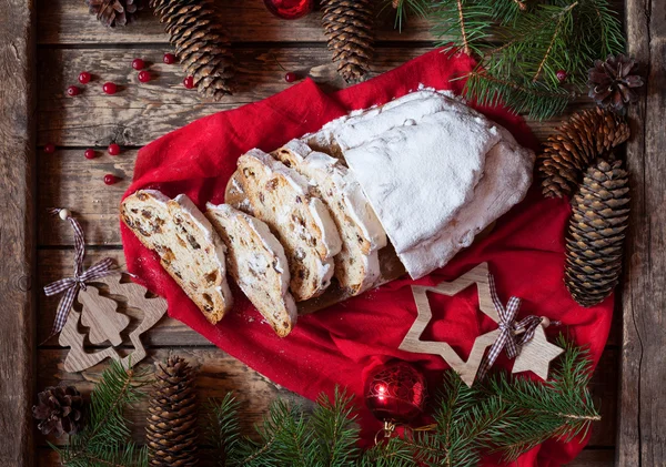 Hagyományos Dresdner német karácsonyi torta Stollen emelésével, bogyók és diófélék. Karácsonyi díszek. — Stock Fotó