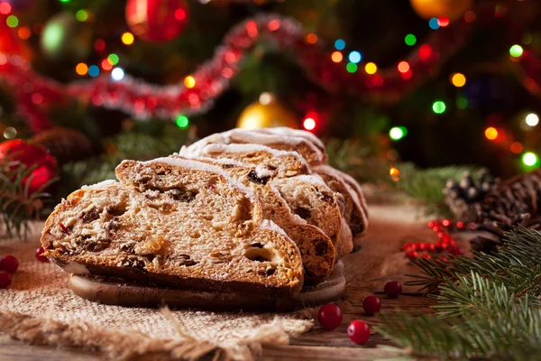 Tradiční německý vánoční dort Stollen s Marciántem, ořechy a bobule. Dekorace na oslavu. — Stock fotografie