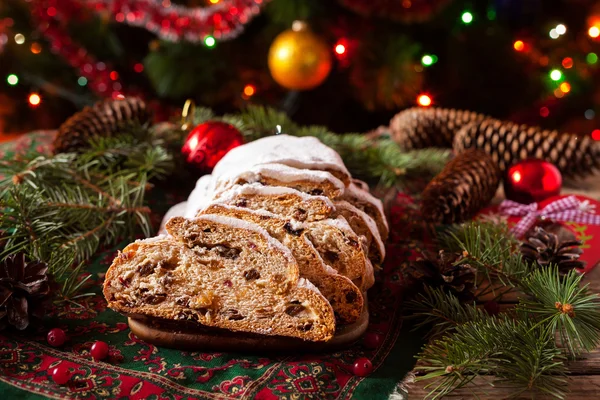 Hagyományos Dresdner német karácsonyi torta Stollen emelésével, bogyók és diófélék. Ünnepi dekorációk. — Stock Fotó