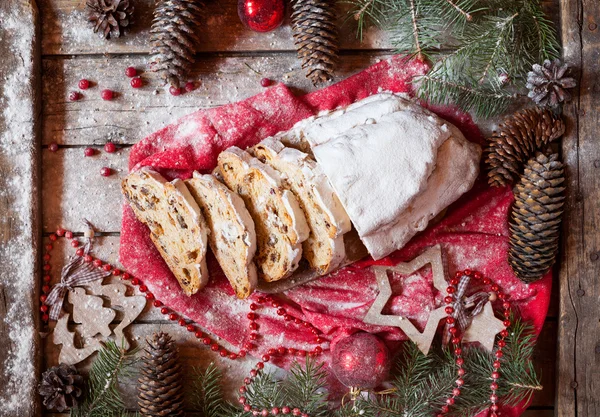 Tort de Crăciun Stollen german și decorațiuni de sărbătoare. Coacere tradițională cu fructe de padure, nuci, Marzipan . — Fotografie, imagine de stoc