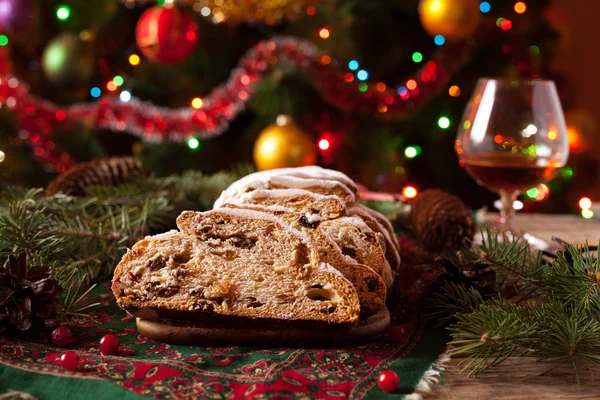 Weihnachtskuchen und Festdekoration. Traditioneller deutscher Stollen mit Beeren, Nüssen, Marzipan. — Stockfoto