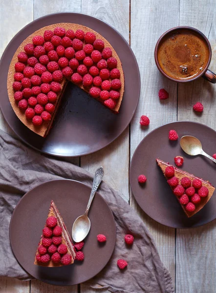 Homemade chocolate cheesecake cake with raspberries and coffee on the rustic table. Concept of a romantic breakfast. — Stock Photo, Image