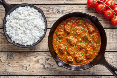 Madras geleneksel yavaş aşçı Hint baharatlı biberli kuzu eti gıda pirinç ve domates ile sığır eti