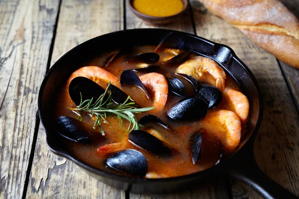 Tenger gyümölcsei leves bouillabaisse. Kagyló és garnéla paradicsommártásban. A hagyományos étel a Marseille. Rusztikus stílusban. — Stock Fotó