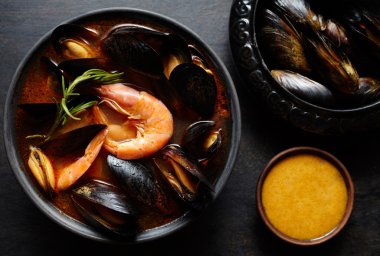 Deniz ürünleri, karides, midye ile baharatlı Fransız çorbası bouillabaisse. Fransa, İspanya geleneksel. Karanlık rustik tarzı.