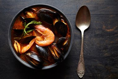 Bouillabaisse çorba. Balık midye, karides, domates ve ıstakoz yahnisi. Geleneksel çanak Fransa. Karanlık rustik tarzı.